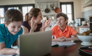 Lee más sobre el artículo Hacer homeschooling reduce el estrés social en niños con altas capacidades